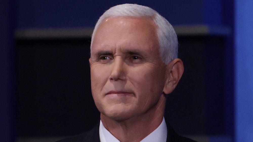 why-mike-pence-isnt-big-on-gesturing-1602133482